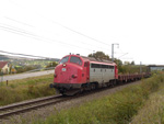 V170 1142 am 14.10.2004 mit einem Arbeitszug in Hhe der Ortschaft Moutfort.